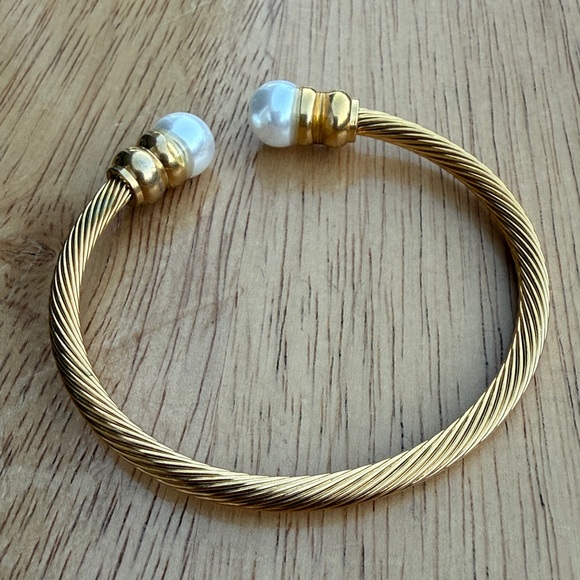 Anthropologie Gold-Tone and Pearls Classic Cable Bracelet!!🔥🔥🔥 - Picture 5 of 15